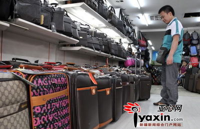 新疆对中亚箱包出口趋缓与文具用品零售市场现状分析